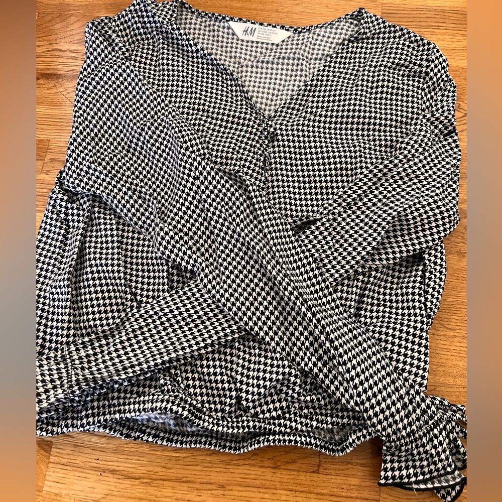 Youth H&M blouse size 12, 13. Worn once. Black and white hounds tooth